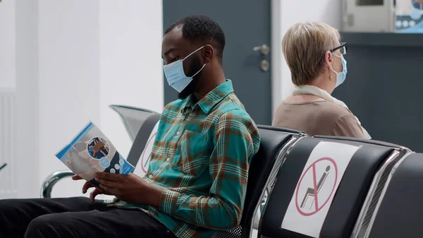 Jongeman Wachtend Ziekenhuisreceptie Lobby Overleg Beginnen Met Dokter Tijdens Coronavirus — Stockfoto