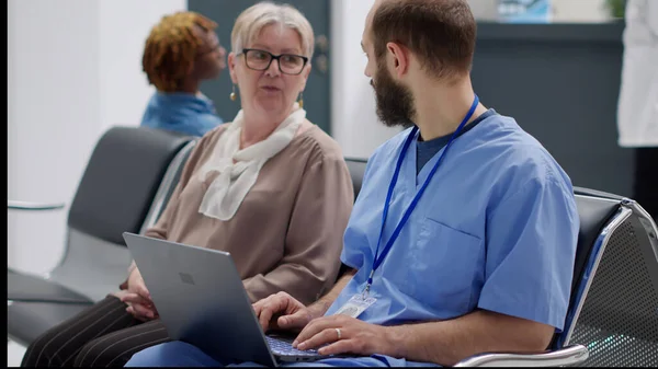 Медичний Асистент Який Працює Ноутбуці Щоб Поставити Діагноз Старій Пацієнтці — стокове фото