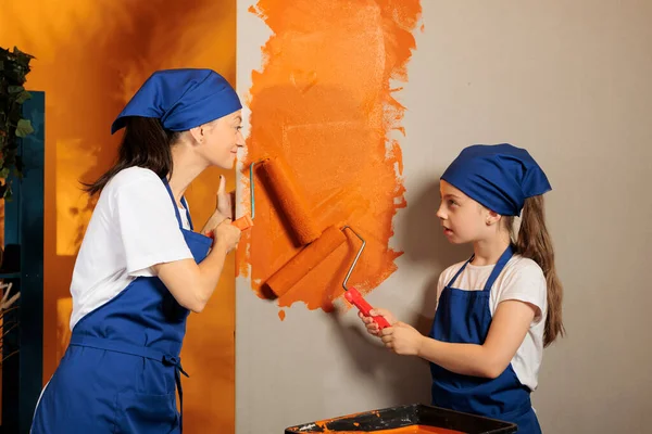 Mom Girl Using Orange Paint House Walls Renovate Apartment Room — Fotografia de Stock