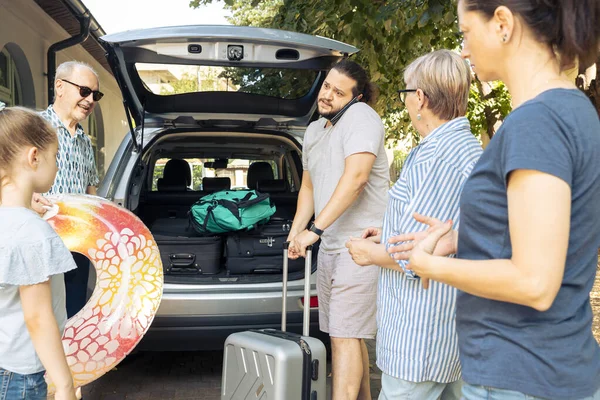 Big Family Loading Baggage Automobile Trunk Leaving Holiday Vacation Journey — Zdjęcie stockowe