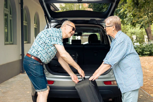Senior People Putting Bags Vehicle Trunk Leave Retirement Holiday Trip — Stok fotoğraf