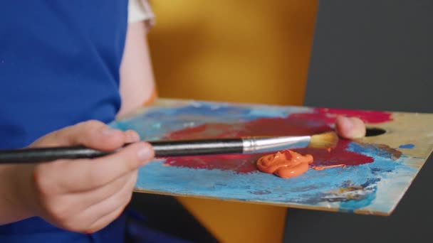 Small Child Holding Aquarelle Mixing Tray Paint Color Using Brush — Vídeo de Stock