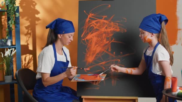 Mom Child Learning Paint Orange Aquarelle Color Paintbrush Creating Artwork — Stockvideo