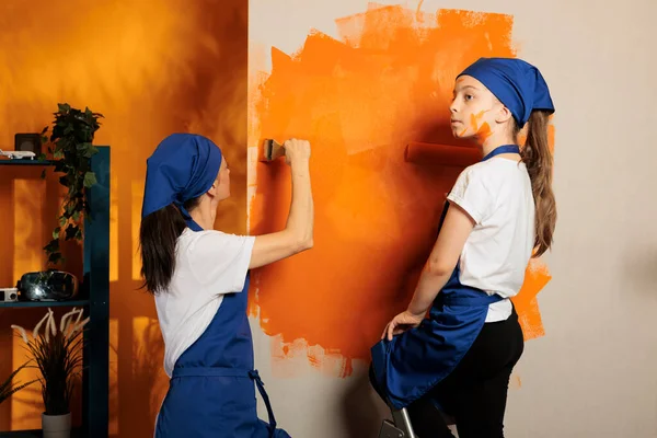 Happy Family Having Fun Painting Walls Orange Paint Changing Surface — Fotografia de Stock