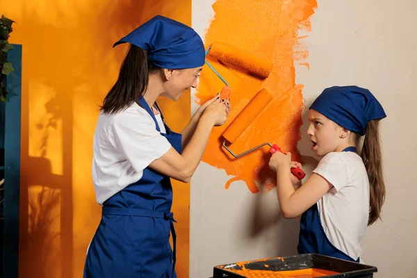 Small Family Painting Walls Orange Paint Redecorate Apartment Space Tools — Fotografia de Stock