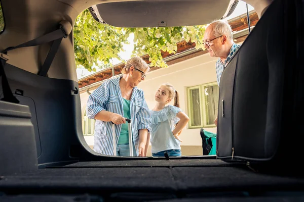 Grandparents Niece Leaving Vacation Loading Travel Bags Baggage Automobile Trunk — Stok fotoğraf