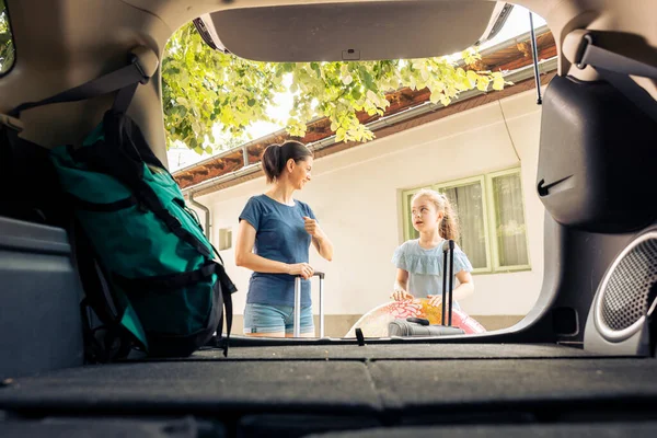 Mother Child Loading Trolley Trunk Getting Ready Leave Seaside Vacation — Stok fotoğraf