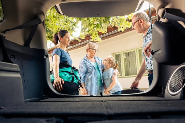 European Family Going Summer Holiday Luggage Bags Loading Baggage Automobile — Stok fotoğraf