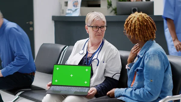 Patient Senior Medic Looking Laptop Greenscreen Checkup Waiting Room Area — Photo