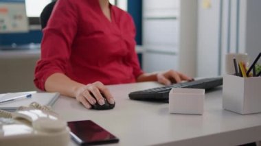 Veri istatistikleri ve satış grafikleriyle finansal uzmanlık araştırma projesiyle çalışan bir ofis çalışanı. Ticari kalkınma için yönetici danışman yönetim stratejisini analiz ediyor.
