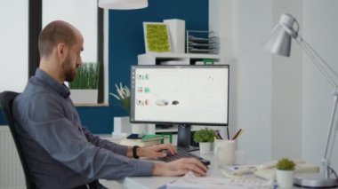 Proje yöneticisi bilgisayardaki iş satış grafiklerini analiz ediyor, finansal gelişim için istatistiklerle çalışıyor. Veri araştırmaları için grafik ve diyagram kullanan yönetici yardımcısı.