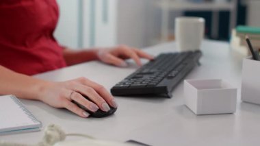 Satış danışmanı iş planlama istatistikleri bilgisayarda, e-ticaret raporlarıyla çalışıyor. Veri araştırma şemalarını analiz eden yönetici yardımcısı. El kamerasıyla. Kapat..