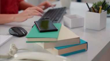 Finansal analist akıllı telefondan gelen mesaja bakıyor, sosyal medya uygulamasını kontrol ediyor. Proje yöneticisi cep telefonu kullanarak grafikler ve grafiklerle iş projesi üzerinde çalışıyor. El kamerasıyla. Kapat..