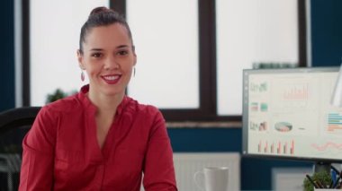 Yöneticilik ve pazarlama istatistiklerinde çalışan kendine güvenen iş kadını portresi. Araştırma çizelgeleri ve veri raporlarını analiz eden bir ofis çalışanı.