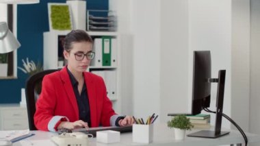 Satış danışmanının portresi finansal uzmanlık ile istatistiklerle yönetim stratejisini planlamak için çalışıyor. İş geliştirme ve büyüme planlayan araştırma analisti. El kamerasıyla..