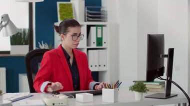 Bilgisayarda strateji planlamak, ticari satışları iş büyümesi için analiz etmek için istatistikleri kullanan bir kadın işçi. Diyagram araştırmalarında yönetici asistanı. El kamerasıyla..