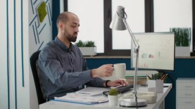 İş istatistikleriyle çalışan satış danışmanı, bilgisayardaki diyagramlarla finansal raporları analiz ediyor. E-ticaret verileriyle yürütme projesi araştırması yapan erkek muhasebeci.