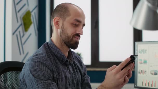 Homem Negócios Olhando Para Smartphone Para Navegar Internet Trabalhando Com — Vídeo de Stock