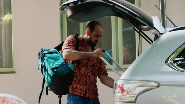 Positive Family Loading Holiday Baggage Trolleys Car Trunk While Going — Stok fotoğraf