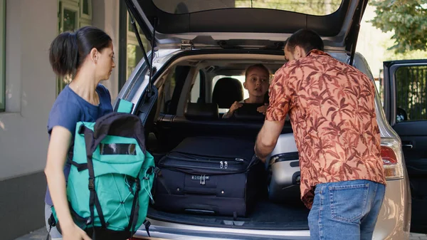 Family Getting Ready Summer Field Trip While Loading Vehicle Voyage — Stockfoto
