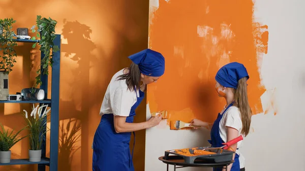Мама Ребенок Используют Оранжевую Краску Отремонтировать Стены Комнаты Интерьер Квартиры — стоковое фото
