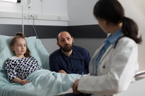 General Practitioner Consulting Unwell Recovering Kid Sitting Patient Bed Pediatric — Stok fotoğraf