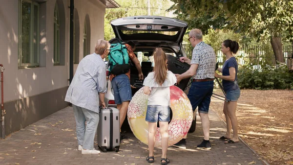 People Putting Luggage Trolleys Car While Getting Ready Citybreak Departure — Stockfoto