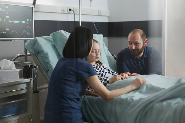 Loving Family Comforting Treatment Sleeping Ill Kid Hospital Pediatric Ward — Stok fotoğraf