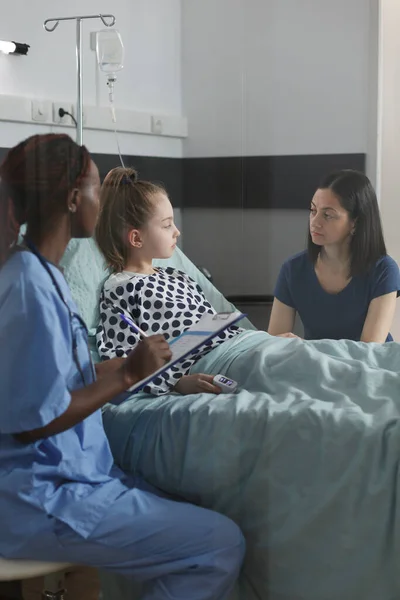 Nurse Consulting Sick Hospitalized Little Daughter Resting Pediatric Healthcare Clinic — Photo