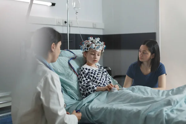 Ειδικός Νευρολόγος Παιδιατρικού Νοσοκομείου Που Εξετάζει Νοσοκομειακή Εγκεφαλική Κατάσταση Κοριτσιού — Φωτογραφία Αρχείου