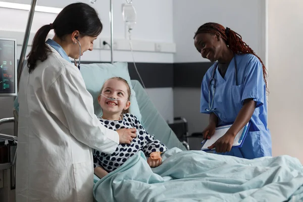 Щасливий Лікар Експерт Медсестра Консультують Поганий Стан Здоров Маленької Дівчинки — стокове фото