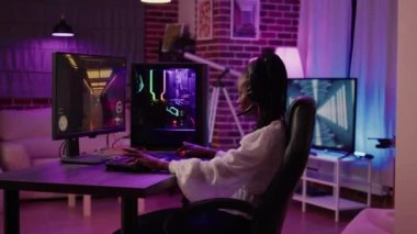 Birinci şahıs nişancı turnuvasındaki Afro-Amerikalı oyuncu kız evdeki oyun bilgisayarında online yarışmayı kazanınca şaşırdı. Oyunun ilerleyişi ile mutlu oyun oynayan kadın sonuçları.