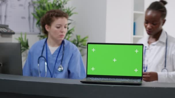 Ноутбук Дисплеем Зеленым Экраном Стойке Регистрации Больнице Используемый Медицинской Командой — стоковое видео