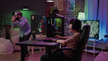 Oyuncu kız, erkek arkadaşı evde sanal gerçeklik oyunu oynarken aksiyon alanı simülasyon oyununu kaybettikten sonra şok oldu. Çevrimiçi oyun yarışmasında PC ve VR gözlükleri kullanan çiftler.