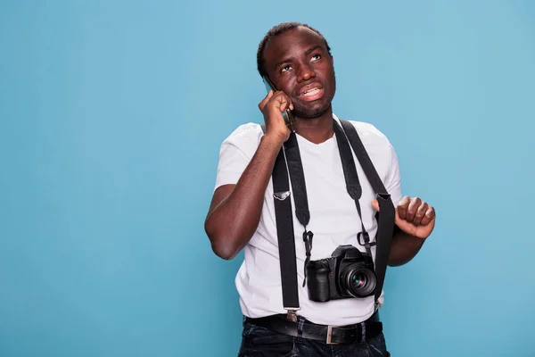 Joyful Photography Enthusiast Talking Mobile Phone While Having Photo Device —  Fotos de Stock
