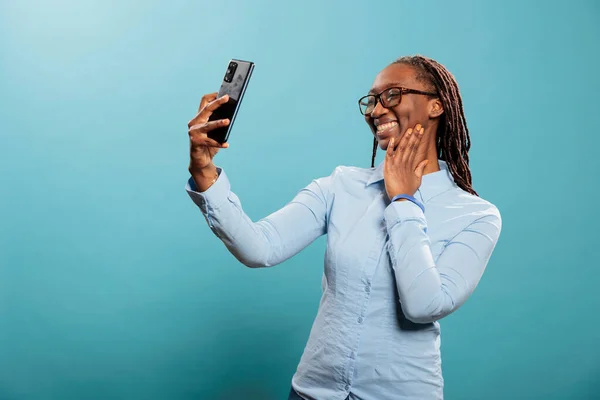 Happy Confident African American Woman Modern Touchscreen Smartphone Taking Selfie — Foto de Stock