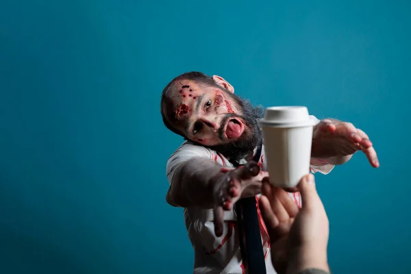 Агрессивный Труп Хэллоуин Желающий Выпить Чашку Кофе Студии Пойти После — стоковое фото
