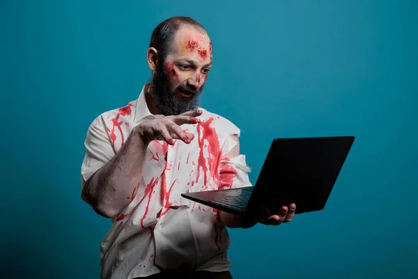 Хэллоуинский Зомби Использующий Ноутбук Студии Выглядящий Жутко Опасно Интернете Будучи — стоковое фото