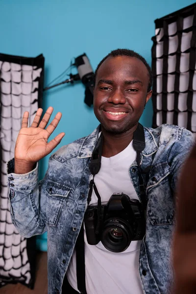 Photography Enthusiast Dslr Device Taking Picture Himself While Smiling Camera — Stockfoto