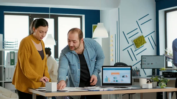 Startup Office Worker Explaining Sales Startegy New Employee Using Laptop — Photo