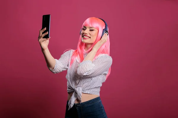 Женская Модель Розовыми Волосами Фотографирующая Записывающая Видео Смартфон Слушающая Музыку — стоковое фото