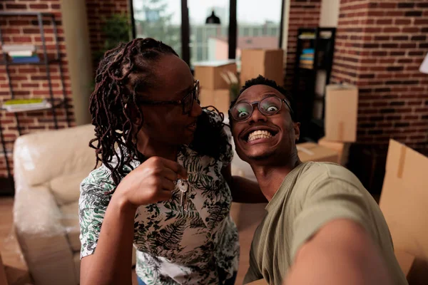 African American People Holding House Keys Celebrate Home Purchase Moving — Fotografia de Stock