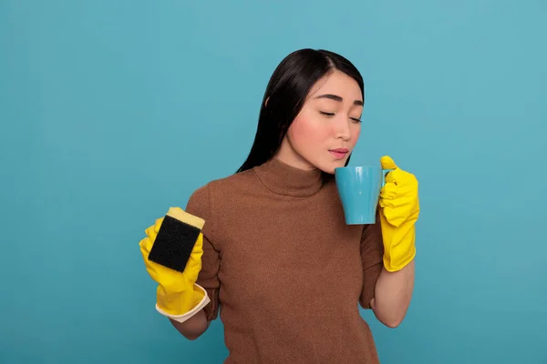 Glad Happy Asian Young House Maid Wearing Yellow Gloves Taking — Foto de Stock