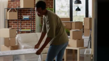 Evli hayat arkadaşları kiralık daireyi mobilyalarla dekore ediyor birlikte yaşamak ve yeni bir başlangıç yapmak için yaşam alanı hazırlıyorlar. Ev eşyalarının dekoru açılıyor..