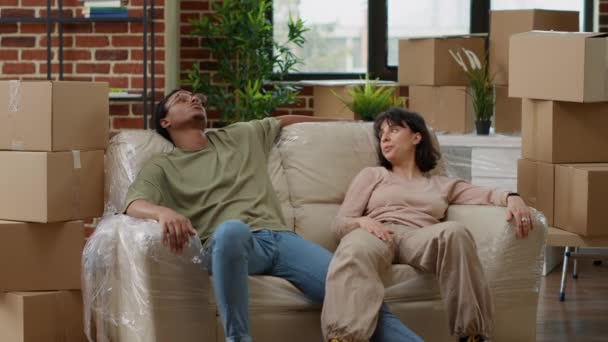 Lebenspartner Machen Pause Beim Dekorieren Des Neuen Hauses Entspannen Sich — Stockvideo