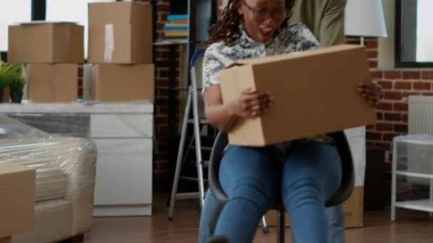 Socios Afroamericanos Divierten Con Muebles Desempaquetados Nuevo Apartamento Familiar Disfrutando — Vídeo de stock