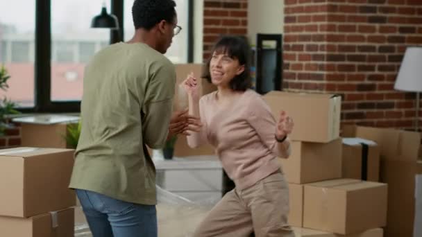 Женатые Люди Празднуют Переселение Домохозяйств Танцуют Веселятся Вместе Новой Арендуемой — стоковое видео