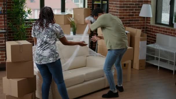 Afrikaanse Amerikaanse Partners Uitpakken Woonkamer Bank Meubels Verhuizing Nieuw Huishouden — Stockvideo