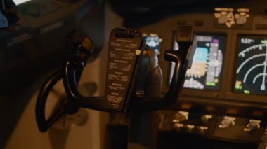 Uçak kontrol paneli, gösterge paneli ve uçak uçurmak için manivela, güç motorunu gaz makinası olarak kullanıyor. Navigasyon ve ön cam kullanan, düğmeleri ve radar pusulası olan kokpit. Kapat..