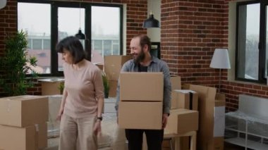 İlk evimizi aldıktan ve öpüştükten sonra ev anahtarlarını tutan evli çiftler. Taşınmayı kutluyoruz, yeni bir başlangıç için kiralık bir eve taşınıyoruz. Ev sahipleri.